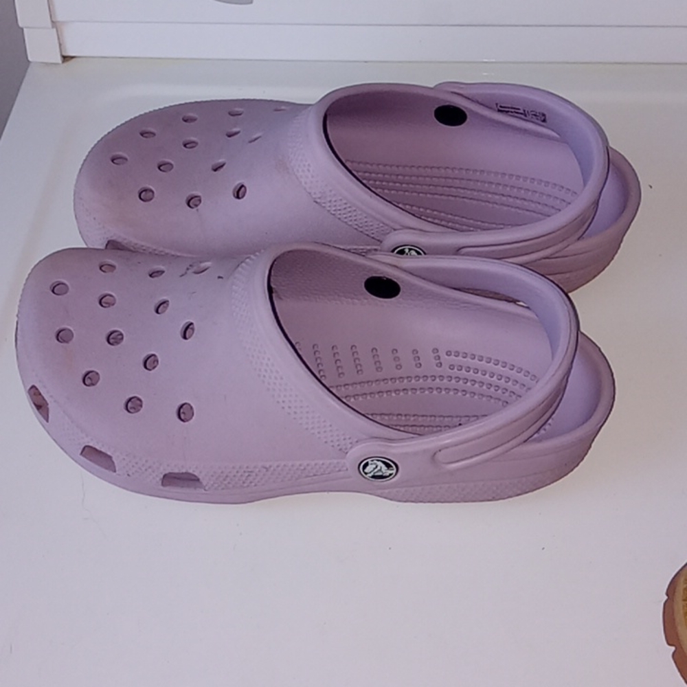 VIOLET CROCS